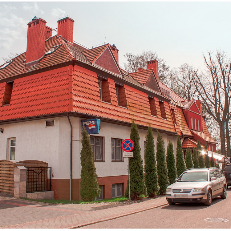 Przód i wjazd do Resiedence szczecinek